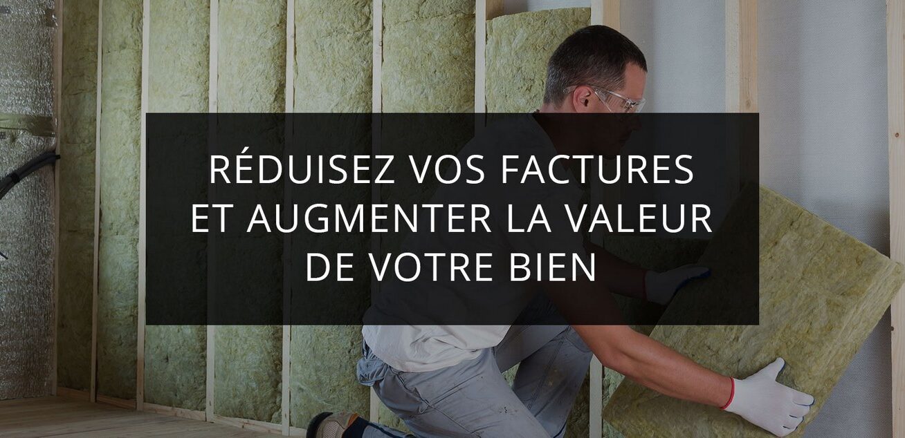 Artisan qui effectue des travaux d'isolation