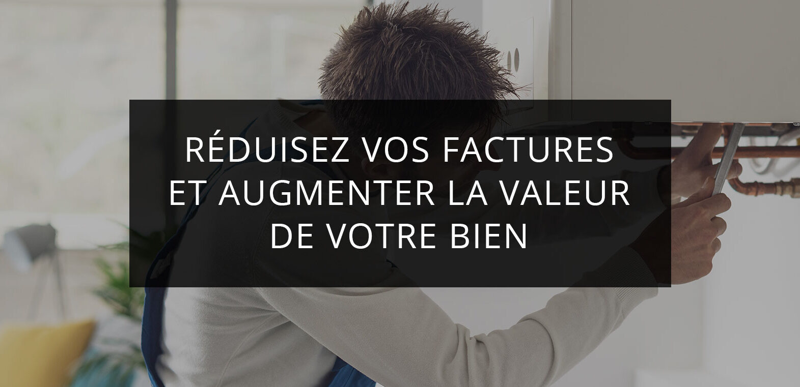 Artisan qui dépanne un système de chauffage